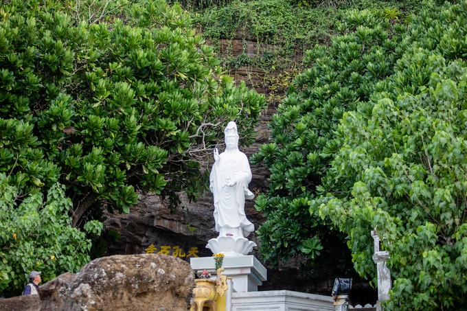 Trước sân chùa là bức tượng Phật Bà Quan Âm hướng ra biển. Theo quan niệm của ngư dân trên đảo, Phật Bà Quan âm luôn chở che và phù hộ cho những chuyến ra biển bình an.