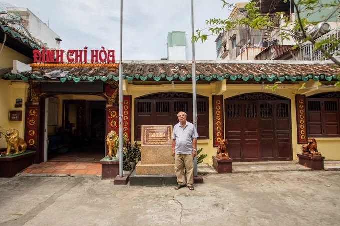 “Không rõ năm lập đình khi nào, chỉ biết rằng đình có sau khi Thống soái Nguyễn Hữu Cảnh vào Nam kinh lược (năm 1698), và thiết lập lên làng xã... Trong tập quán lâu đời của nhân dân, có làng là phải có đình để làm nơi hội họp, phổ biến những quy chế, phép tắc. Đình Chí Hoà xuất hiện và có tên gọi cũng từ tập quán ấy”, ông Phạm Thanh Lâm, Trưởng ban quản lý đình Chí Hoà, nói. Theo ông Lâm, ban đầu, đình chỉ là nhà vách ván, mái lợp ngói âm dương, cất theo lối chữ tam dưới gốc cây đa cao lớn. Sau khi được vua Tự Đức ban sắc phong vào năm 1852, ngôi đình mới được xây dựng kiên cố và tu bổ vài lần về sau.