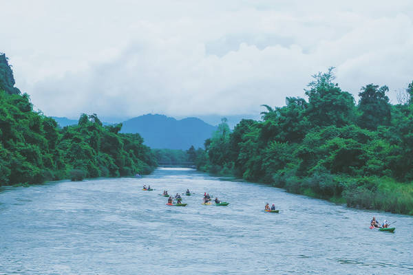 Khung cảnh trên hành trình trèo thuyền kayak trên sông Nam Song luôn thay đổi đầy ấn tượng. Ảnh: Mai Hương