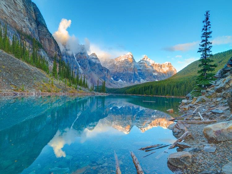 9. Công viên quốc gia Banff, Canada: Công viên quốc gia Banff ở Alberta, Canada, có những hồ nước xanh trong vắt, khung cảnh đẹp như tranh vẽ. Năm 2017, khi lượng du khách kéo đến đây quá đông, khu vực này buộc phải đóng cửa vô thời hạn. Các quan chức của công viên đang cố gắng giúp nơi này sớm mở cửa trở lại, nhưng cũng sẽ khoanh vùng chỉ cho du khách truy cập một số địa điểm nhất định.