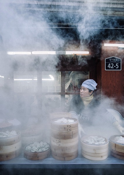 Một cửa hàng ở khu phố Insadong, thủ đô Seoul bán món bánh bao hấp - Ảnh: Ken Lee
