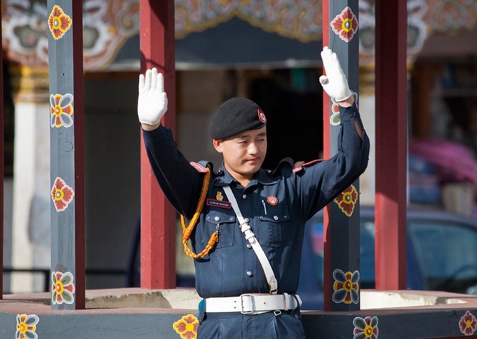 Không có đèn giao thông Bhutan là quốc gia duy nhất trên thế giới không có đèn giao thông, kể cả ở thủ đô Thimphu. Thay vào đó, cảnh sát đứng trên bục giao thông ở ngã tư đường và điều phối dòng di chuyển của xe cộ. Ảnh: Insight Guides.