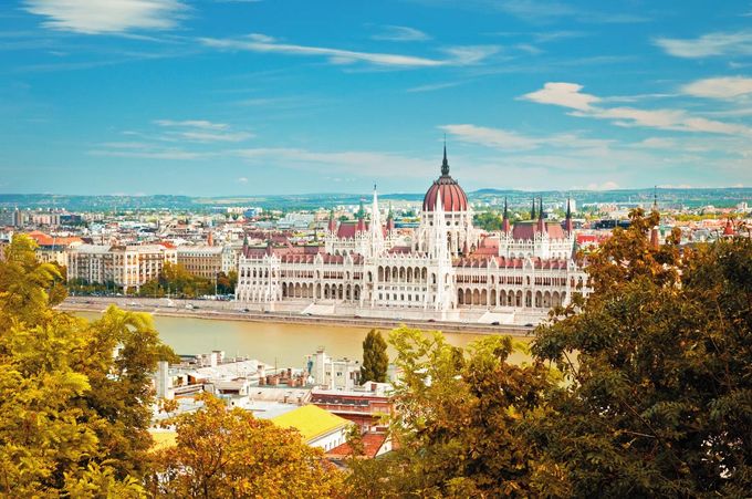 Thành phố Budapest, Hungary Vào mùa thu, Budapest được mệnh danh là một trong những thành phố lãng mạn nhất ở châu Âu. Từ những ngọn đồi của thành phố, du khách có thể chiêm ngưỡng bức tranh mùa thu với cây cối nhuộm vàng và tòa nhà Nghị viện bên sông. Đặc biệt, mùa thu không phải là thời điểm đông khách du lịch ở Budapest. Đi du thuyền trên sông, tham quan trung tâm thương mại, nhà hát lớn Budapest là những trải nghiệm không nên bỏ lỡ khi tới đây. Ảnh: Shutterstock/Botond Horvath.