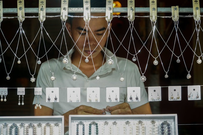 Trong chợ có nhiều quầy bày bán ngọc trai với các mẫu mã, giá cả khác nhau. Có những đôi bông tai giá vài trăm nghìn đồng, vòng cổ 400-600 nghìn đồng một dây, tuỳ loại.