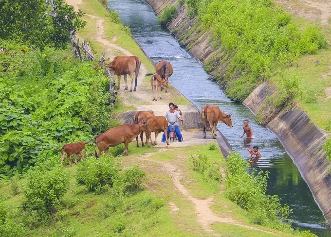 Con kênh dẫn nước ở gần ngôi làng của người Hrê.
