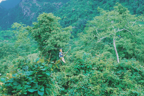 Sau 7km chèo kayak mỏi rã rời, chúng tôi cũng đến một bìa rừng có zipline. Tại đây chúng tôi được mặc đầy đủ trang thiết bị với mê hồn trận dây dợ để đảm bảo an toàn.