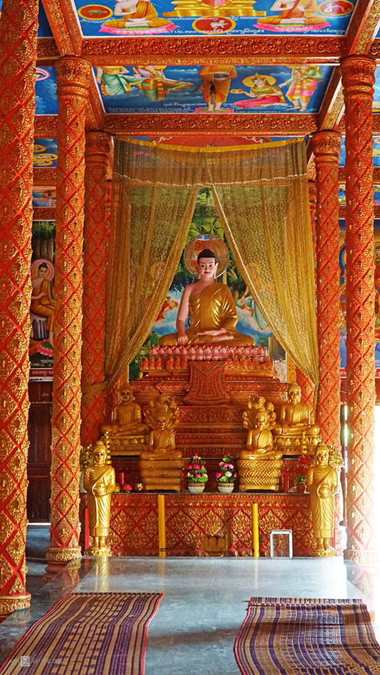 Chùa có một gian chính, đồng thời là chánh điện, trần cao. Tượng Phật Thích Ca ngồi trên đài sen được đặt ở giữa. Trên vách tường đã cũ ghi năm xây chùa là 2421 (Phật lịch, 2019 là năm thứ 2563).