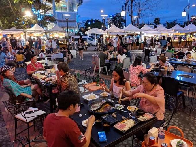 Địa điểm gợi ý để thưởng thức các món ăn ở Chiang Mai là khu chợ đêm trên đường Nimman. Không gian ăn uống có ghế sạch sẽ, thoáng mát và nhộn nhịp. Sau khi mua đồ ăn ở các quầy hàng, bạn chọn chỗ ngồi ở không gian chung (miễn phí) hoặc vào các quán bia (phải mua đồ uống) và dọn sạch lúc ăn xong