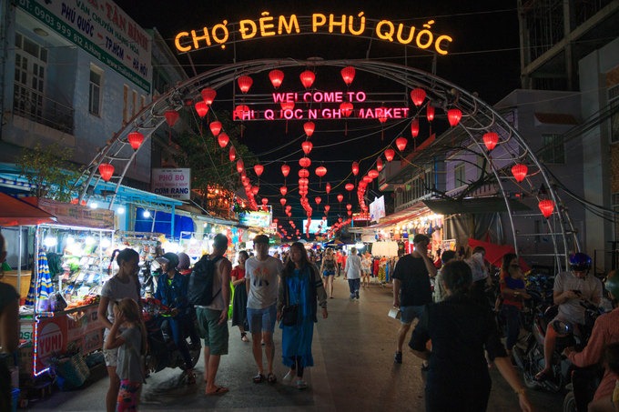 Chợ đêm Phú Quốc nằm ở ngã 3 đường Bạch Đằng - Nguyễn Đình Chiểu. Chợ hoạt động từ 17h đến 23h và đặc biệt đông khách vào những ngày cuối tuần. Đây là một trong những điểm đến hấp dẫn nhất đảo ngọc, được du khách trong nước và quốc tế yêu thích.
