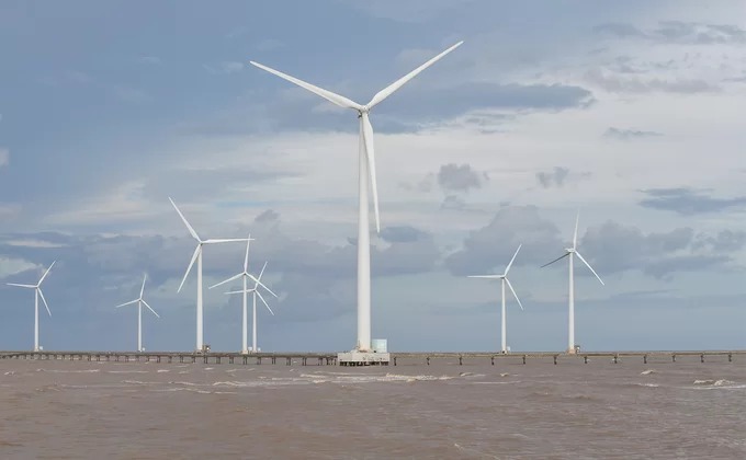 Có 62 trụ turbine gió tại đây. Mỗi cột trụ cao 82 m, nặng hơn 200 tấn và làm từ thép không gỉ. Công trình khởi công năm 2010, là cánh đồng điện gió trên biển duy nhất tại Việt Nam và là dự án điện gió đầu tiên xây dựng trên thềm lục địa tại Đông Nam Á.