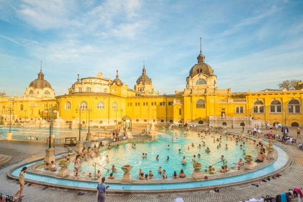 Széchenyi Spa, Budapest, Hungary: Spa nhiệt là một phần trong cuộc sống hàng ngày của người dân ở Budapest, và một trong những trải nghiệm du khách nhất định phải thử khi đến thủ đô của Hungary. Đến Budapest, du khách có thể đi dạo quanh 21 hồ bơi tại Széchenyi Spa, thư giãn trong những hồ nước ấm, phòng xông hơi khô và massage. Ảnh: AliciaGMonedero/Shutterstock.