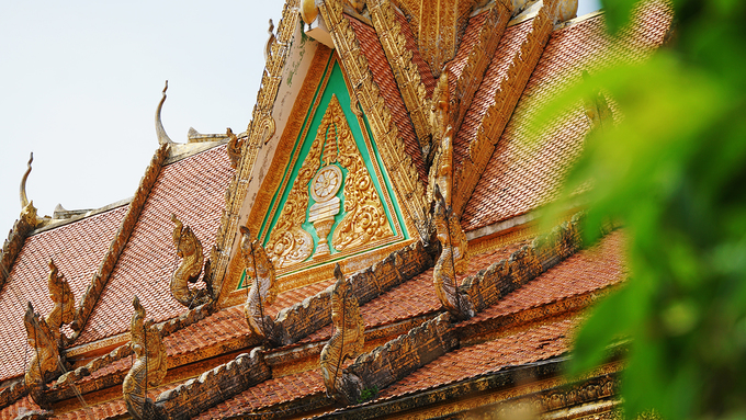 Kiến trúc chùa Mới là sự kết hợp hài hoà giữa nghệ thuật trang trí của văn hoá Khmer và thiết kế đầy màu sắc của văn hóa Angkor. Từ cổng, mái, cột chùa đến kiến trúc bên trong, tất cả đều có tượng hình đầu chim, tiên nữ và thần rắn Naga.
