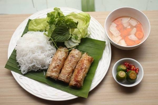 Bún chả, bún nem Với nhiều thực khách khó tính, bún chả Hà Nội có kiểu pha nước chấm rất riêng, nếu bị biến tấu dù một chút cũng không ngon. Ở TP HCM, bún chả Hà Nội trở thành món ăn quen thuộc buổi trưa, hoặc là món hàng đầu của du khách nước ngoài tìm kiếm. Bún nem kén khách hơn, nem rán giòn nhưng không bị vỡ vụn vỏ. Giá một phần khoảng 40.000 đồng. Bạn có thể ghé các quán bán đồ bắc ở quận Tân Bình, quận 3 để thưởng thức.