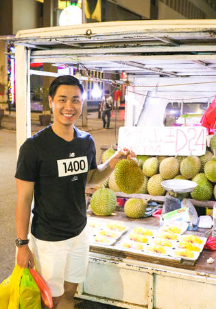 Langkawi thường được quảng cáo là thiên đường hàng miễn thuế nhưng thực tế hàng hóa không được đa dạng, chủ yếu là nước hoa, hàng thủ công mỹ nghệ, rượu, chocolate... Chocolate ở đây có nhiều loại, giá vài loại rẻ bằng một nửa so với các cửa hàng ở Kuala Lumpur. Hòn đảo này cũng rất nổi tiếng với trái sầu riêng.