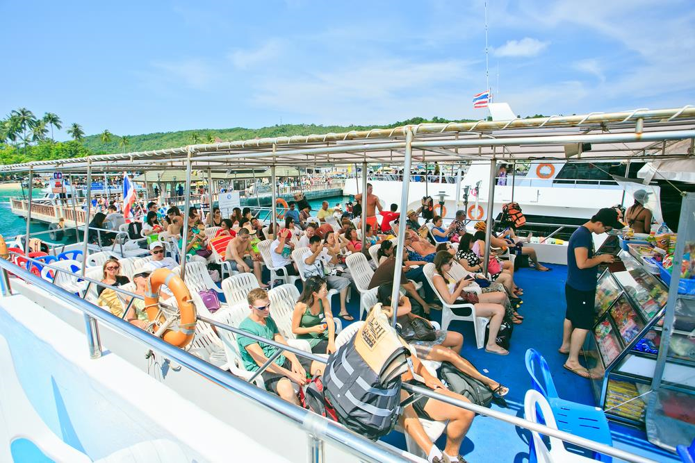 Kết thúc hành trình leo đỉnh Viewpoint, du khách trả phòng và bắt tàu quay về Phuket hoặc Krabi. Trong trường hợp muốn tiếp tục tận hưởng cuộc sống thiên đường nơi đảo ngọc, những bãi biển xanh với bờ cát trắng mịn vẫn đang chờ đợi bạn. Ảnh: Shutterstock.