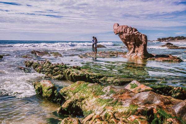 Bãi biển Cổ Thạch - Bình Thuận tuyệt đẹp mùa rêu cũng là nơi ghi dấu kỷ niệm đẹp của cặp đôi. Chú rể Xuân Thịnh cũng nhắn gửi đến cô dâu xinh đẹp: "Bộ ảnh với chủ đề là #takemyhand, ngụ ý cuộc sống luôn có những giông tố, hãy nắm lấy tay anh và chúng ta sẽ vượt qua".