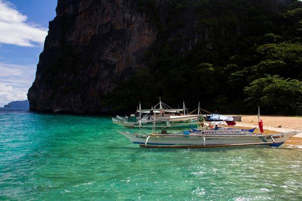 El Nido rất chú trọng bảo vệ biển. Khách du lịch muốn đi tham quan lặn biển, đi các đảo nhỏ đều phải thông qua tour mua tại đây.