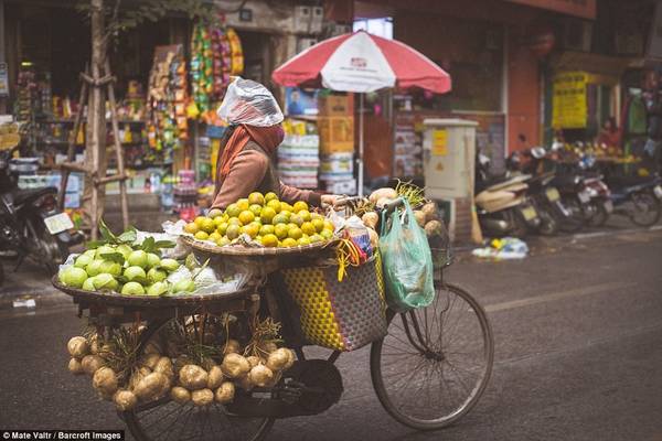 Khu phố cổ Hà Nội mang những nét giao thoa giữa cổ điển và hiện đại. Người dân thư giãn và làm việc trên những con phố.