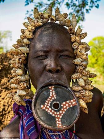 Các bộ tộc này vẫn còn giữ gìn truyền thống và văn hóa riêng của họ. Ví dụ điển hình là chiếc môi đĩa của phụ nữ Mursi bắt đầu có từ khi có chế độ thực dân và kỷ nguyên nô lệ. Thời điểm đó phụ nữ phải làm biến dạng môi mình để tránh bị bắt làm nô lệ.