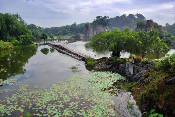 Hồ Long Ẩn xinh đẹp tựa tiên cảnh. Ảnh: Viajesindestino