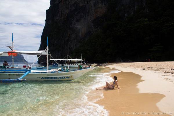 Tour ở El Nido rất nhiều. Bạn cứ vào chỗ nào chọn giá hợp lý thì đi, dịch vụ rất tốt. Họ chia tour theo chữ cái, nếu có thời gian điều kiện thì đi hết các tour A, B, C, D... Nếu bạn không có thời gian, tôi khuyên các bạn nên chọn tour A hoặc C, là 2 tour đẹp nhất.