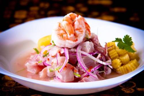 Ceviche là món ăn làm từ cá sống ướp chung với ớt, chanh, hành, muối, rau mùi. Các nguyên liệu đi kèm có thể là khoai lang, rau diếp, ngô, bơ hoặc chuối lá. Ảnh: symrise