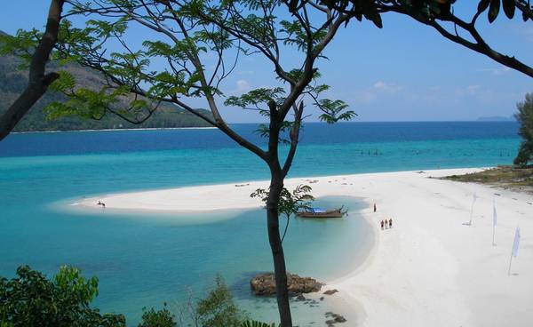 Ko Lipe: Là nơi cư ngụ của những người du mục vùng biển, Ko Lipe tọa lạc tại quần đảo Adang-Rawi, Tây Nam Thái Lan. Đây là một hòn đảo nhỏ, nơi du khách có thể tản bộ, thăm thú khắp nơi chỉ trong vòng khoảng 1 giờ đồng hồ. Ngoài ra, Ko Lipe nằm kề bên công viên quốc gia Tarutao, do vậy, cũng được bảo vệ phần nào khỏi sự phát triển của xã hội hiện đại. Những bãi cát chính ở đây có rất nhiều lều cỏ, nhà nghỉ có điều hòa phù hợp cho mọi túi tiền. Ảnh: Wiki.