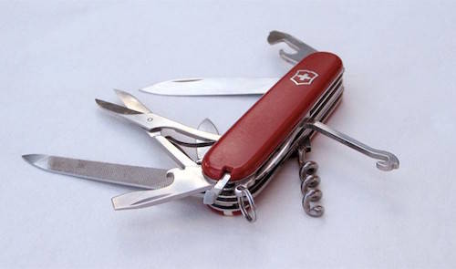 Swiss Army Knife là món quà được phần đông du khách lựa chọn khi tới Thuỵ Sĩ. Tuy nhiên, không phải mọi thứ trên con dao đều do Thuỵ Sĩ chế tác. Cái mở nút chai luôn luôn được sản xuất tại Nhật.