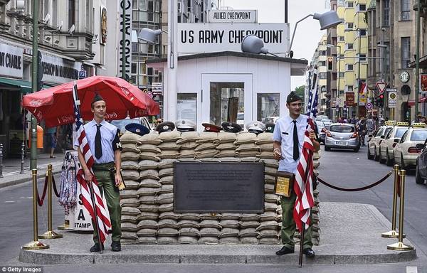 Trạm kiểm soát Charlie, Đức: Trạm kiểm soát Charlie ở Berlin có vị trí lịch sử quan trọng, là ranh giới giữa Đông và Tây Đức trong Chiến tranh Lạnh. Tuy nhiên, trạm kiểm soát thật đã bị dỡ bỏ năm 1990 sau khi nước Đức hợp nhất và được đưa tới một bảo tàng.