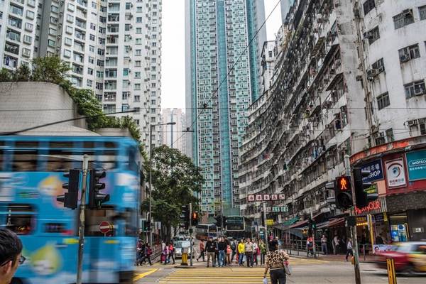 Ngày 2 Những điều kỳ thú trên đảo Hong Kong: Từ Kowloon, bạn hãy tới bến phà Star Ferry để đến Central Pier thuộc đảo Hong Kong. Chuyến đi sẽ đem đến cho bạn những cái nhìn thú vị hơn về cuộc sống của người dân nơi này và khi đến nơi, bạn sẽ cảm thấy thích thú với các tòa cao ốc hiện đại như tòa nhà Legislative Council hay chút gì đó xưa cũ hơn ở Former French. Ảnh: weblogtheworld.