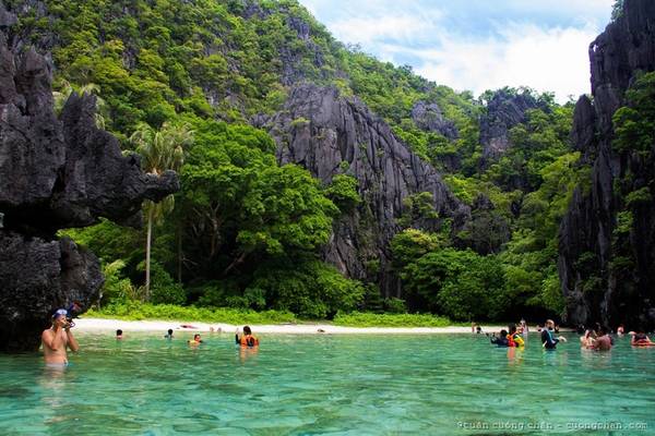 Chúng tôi tới El Nido khoảng 19h, mệt quá nên về khách sạn nghỉ ngơi. Khách sạn rất nhỏ. Hình như khách sạn ở El Nido cái nào cũng bé bé vậy.