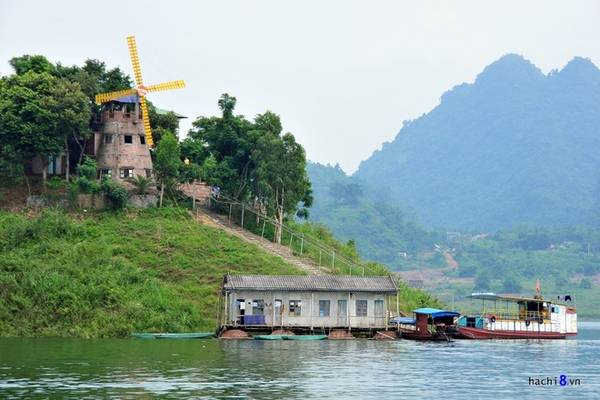 Đảo nhà nghỉ Cối Xay Gió là một lựa chọn ưa thích của dân phượt. Đây là một trong những chỗ nghỉ lâu đời, với khung cảnh đẹp và cách bến thuyền không quá xa. Đảo Cối Xay Gió còn được ví như là một biểu tượng độc đáo của khu du lịch Thung Nai. Trên đảo có nhiều cây cối và đặc biệt cây phượng tím gần như là duy nhất.