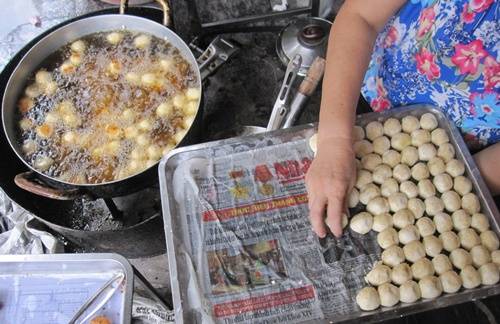 banh-ran-bi-1-000-dong-hut-khach-hon-15-nam-iChủ quán chia sẻ, công đoạn nhào bột là vất vả nhất. Để tạo ra những chiếc bánh ngon, bột phải dẻo vừa đủ độ. Ảnh: Phiêu Linhvivu-2