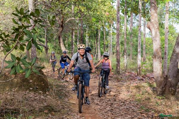 Khu vực bìa rừng vẫn có nhiều cư dân sinh sống. Họ trồng trọt, khai hoang và trồng rừng. Trong ảnh, các bạn đang băng qua vườn xoài của người dân địa phương.