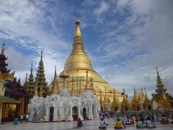 Ngôi chùa vàng to nhất Myanmar là Shwedagon tại Yangon, một trong những công trình tôn giáo nổi tiếng nhất thế giới và thu hút rất nhiều khách du lịch.