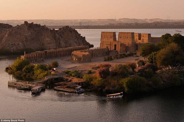 Đảo Philae, Ai Cập: Các bức tường với chữ tượng hình ở ngôi đền trên đảo Philae có vẻ thật, và đúng là chúng đã hơn 2.000 năm tuổi. 