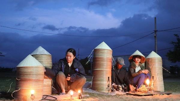  Trời hửng sáng, khoảng 5-6h là lúc người dân thu dọn hàng. Ngoài chợ An Hành Tây, Bình Định còn có nhiều chợ nón lâu đời khác như chợ Gò Căng, chợ Cát Tân cũng chỉ họp lúc nửa đêm dưới ánh đèn dầu.