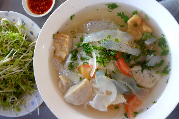 Đến Nha Trang mà chưa ăn bún sứa, bạn sẽ thấy thiếu một điều gì đó. Ảnh: Baomoi