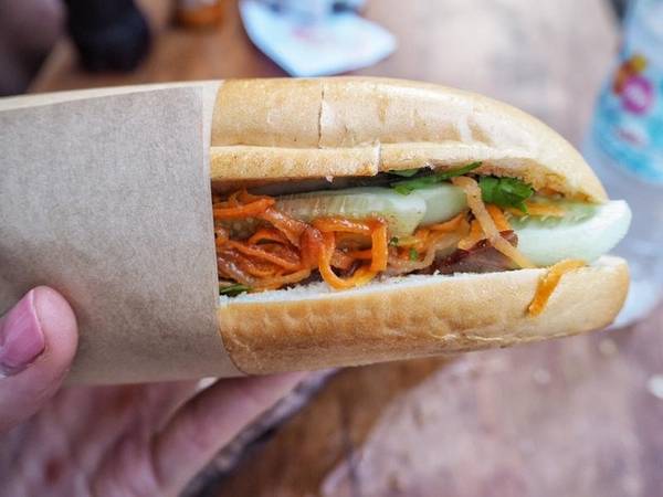 Bánh mì Chiếc bánh mì kẹp thịt ở Hà Nội là sự kết hợp của hai nền ẩm thực Pháp và Đông Nam Á. Minh chứng là cách dùng bánh mì baguette nguồn gốc Pháp có vỏ giòn, lõi mềm, cắt dọc bánh để kẹp thêm thịt, pate, dưa chuột, rau củ muối, rau mùi và sốt ớt. Địa chỉ gợi ý: Bánh Mì 25 (số 5 Hàng Cá).