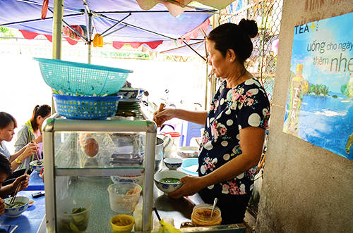 Cô Sáu đã bán ở đây được hơn 20 năm, kể từ lúc khu phố này chưa được xây dựng như bây giờ. Ảnh: Phong Vinh