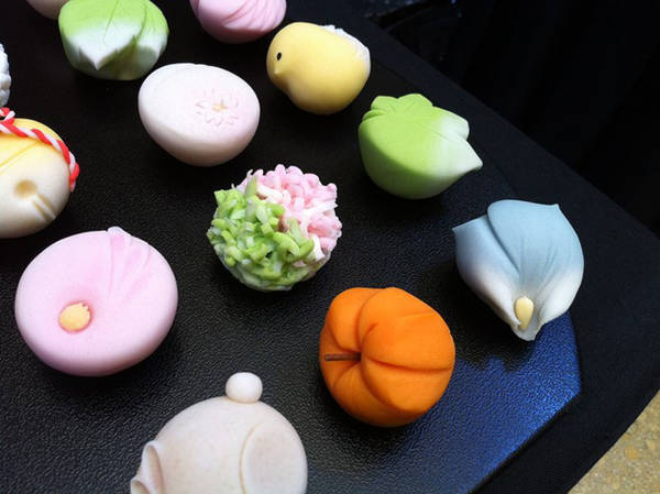 Wagashi là tên các loại bánh ngọt được làm chủ yếu từ bột gạo, thường dùng với trà của Nhật Bản. Ảnh: WordPress.