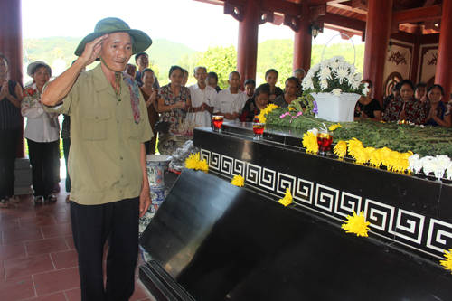 Các thanh niên xung phong thăm lại chiến trường xưa.