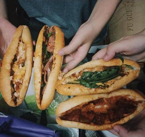 Giá cả là điều khiến bánh mì chân cầu thêm hấp dẫn. Ảnh: ngamiufood99