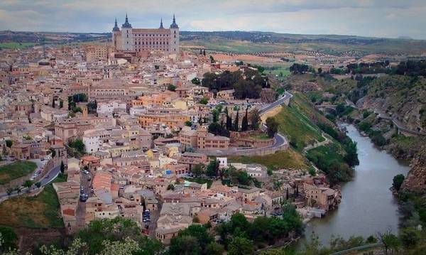 Khu vực có cung điện pháo đài Alcazar ở Toledo - Ảnh: wp