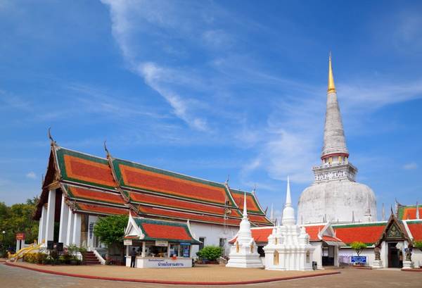 Nakhon Si Thammarat là một trong những thành phố lâu đời nhất phía nam Thái Lan. Dù vậy, ngoài những khu phố cổ quyến rũ, nơi đây vẫn sở hữu một thị trấn “hiện đại” nhưng không mấy nổi bật. Đây được xem là thủ đô của tôn giáo và thường tổ chức nhiều lễ hội náo nhiệt. Wat Phra Mahathat, ngôi đền cổ đã qua 1000 năm tuổi, là nơi lưu giữ xá lợi Phật Thích Ca trong hũ chedi lớn mang về từ Sri Lanka, nơi người ta tin rằng Đức Phật đã từng đặt chân qua trước khi đến Thái Lan. Do vậy, đây được xem là một địa điểm hành hương quan trọng của Phật tử Thái Lan. Ảnh: gbtimes.