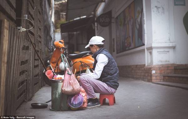 Những người bán hàng vỉa hè ngồi trên chiếc ghế nhựa nhỏ xíu. Khách ăn cũng sẽ kéo ghế ngồi quanh họ.