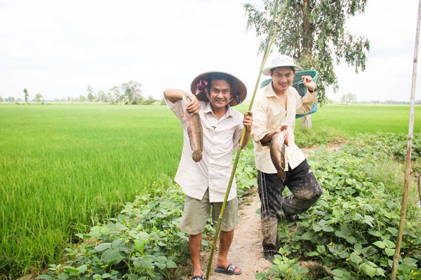 Không chỉ ghé thăm nhà, nam diễn viên còn dắt bạn thân Hùng Thuận trải nghiệm thử các công việc quen thuộc của bà con quê anh như bắt cá, bắt ốc, làm ruộng… Hai người thích thú với thành quả của buổi câu cá.