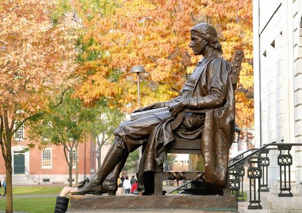 Du khách đến với Harvard đều phải ghé thăm bức tượng John Harvard, vốn được xem như tượng đài tưởng nhớ người sáng lập ngôi trường. Nhiều sinh viên thường xoa vào mũi giày của tượng để lấy may trước mỗi kỳ thi, hoặc cầu mong một ngày nào đó sẽ được nhận vào trường. Ảnh: Lifestyle Magazine.