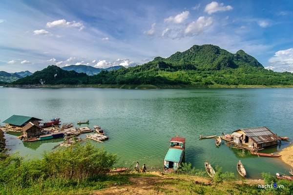 Ngoài ra còn có đảo Dừa, rộng rãi hơn với nhiều khu vườn cây ăn trái. Các nhà sàn trên đảo đủ để phục vụ lượng lớn du khách mỗi dịp nghỉ lễ. Tuy nhiên vì các đảo đều nằm xa đất liền nên bạn cần đặt dịch vụ cũng như đồ ăn trước với chủ đảo.