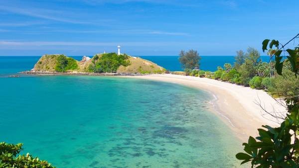 Koh Lanta: Hòn đảo có cái tên mang ý nghĩa “Hòn đảo sở hữu bãi biển dài” là địa điểm còn giữ nguyên nét hấp dẫn tự nhiên. Tuy vậy, nơi đây đang dần được biết đến nhiều hơn với du khách. Để đáp ứng nhu cầu, khu vực tây bắc đảo đã trở thành một trung tâm du lịch sầm uất, với ánh đèn neon, tiệm xăm mình và các cửa hàng may đo. Bạn vẫn có thể đến gần thiên nhiên nơi đây khi hòa mình vào làn nước biển trong xanh hay đến thăm công viên quốc gia tại vịnh Waterfall, vịnh Bamboo. Ảnh: travels.kilroy.